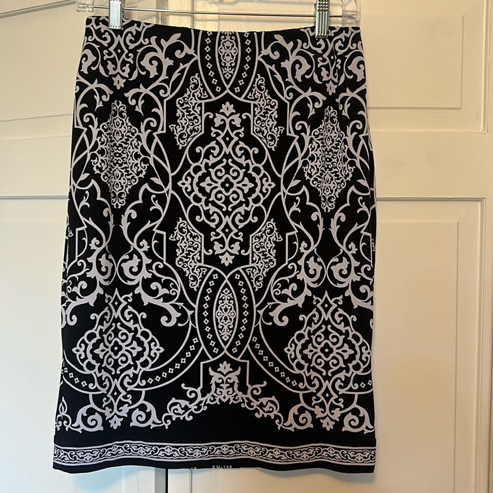 Skirt, black and white design.